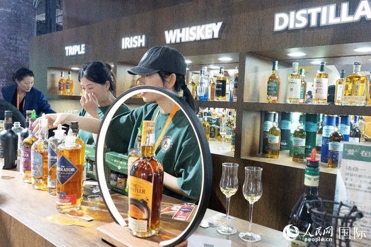 第四屆中國國際消費(fèi)品博覽會(huì)愛爾蘭國家館內(nèi)的參展商。人民網(wǎng) 常沙攝