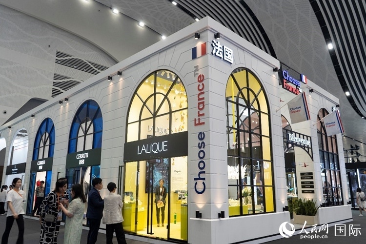 第四屆中國國際消費(fèi)品博覽會(huì)法國國家館。人民網(wǎng) 常沙攝