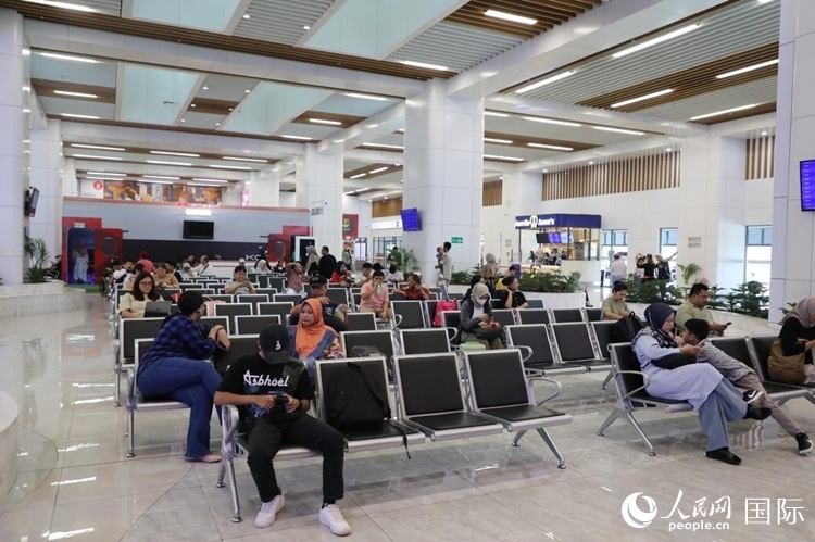 乘客在雅萬(wàn)高鐵雅加達(dá)哈利姆站候車。人民網(wǎng)記者 曹師韻攝