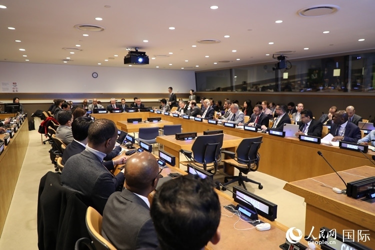 40多國(guó)常駐代表、副代表以及聯(lián)合國(guó)工發(fā)組織、糧農(nóng)組織、區(qū)域經(jīng)委會(huì)、南南合作辦公室等聯(lián)合國(guó)機(jī)構(gòu)官員等100多人參加全球發(fā)展倡議之友小組高級(jí)別會(huì)議。 人民網(wǎng)記者 李志偉攝