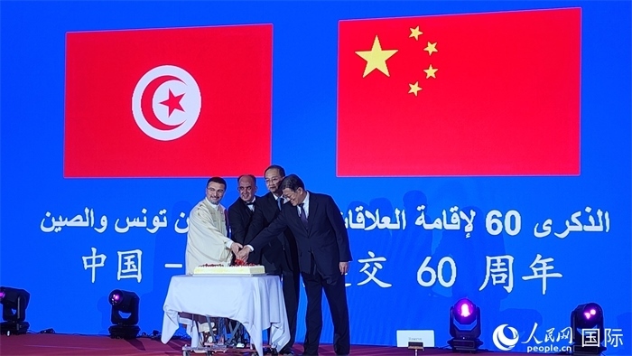 與會嘉賓共同切紀念蛋糕，從左至右分別為突尼斯國家旅游局局長侯賽因、突尼斯駐華大使阿迪勒·阿拉比、外交部副部長鄧勵、中國人民對外友好協(xié)會副會長李希奎。人民網(wǎng)記者 萬宇攝