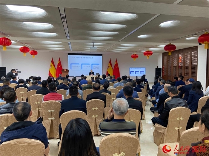 季奕鴻律師主講法律知識。人民網(wǎng)記者 范劍青攝