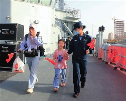 海軍軍艦赴蘇丹緊急撤離我在蘇丹人員。圖為海軍官兵帶領(lǐng)同胞登艦（2023年4月26日攝）。丁家興攝