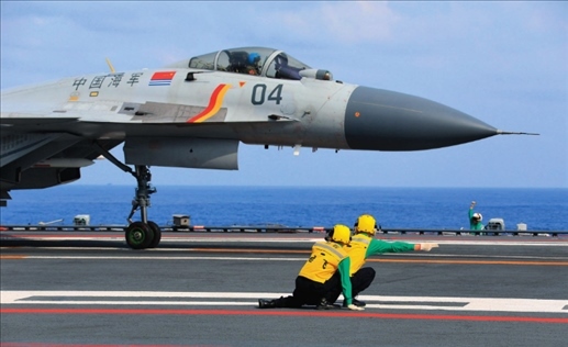 遼寧艦起飛助理作出放飛手勢，殲-15艦載戰(zhàn)斗機起飛（2020年4月攝）。張凱攝