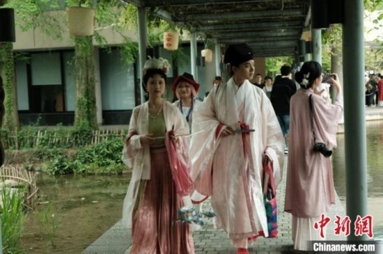 年輕人盛裝過(guò)“漢服節(jié)”。毛瑜 攝