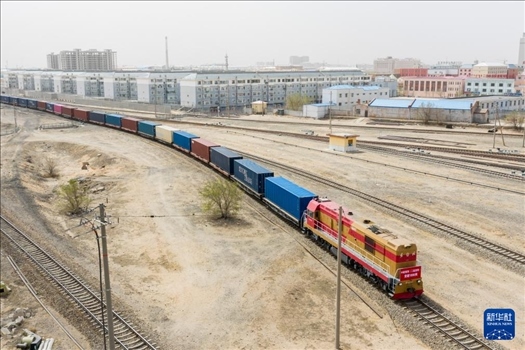 4月21日，中歐班列緩緩駛出二連浩特鐵路口岸（無(wú)人機(jī)照片）。 新華社發(fā)（張海峰攝）