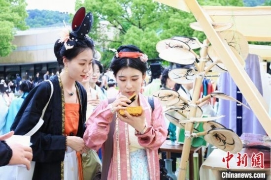 漢服愛(ài)好者逛集市。中國(guó)絲綢博物館 供圖