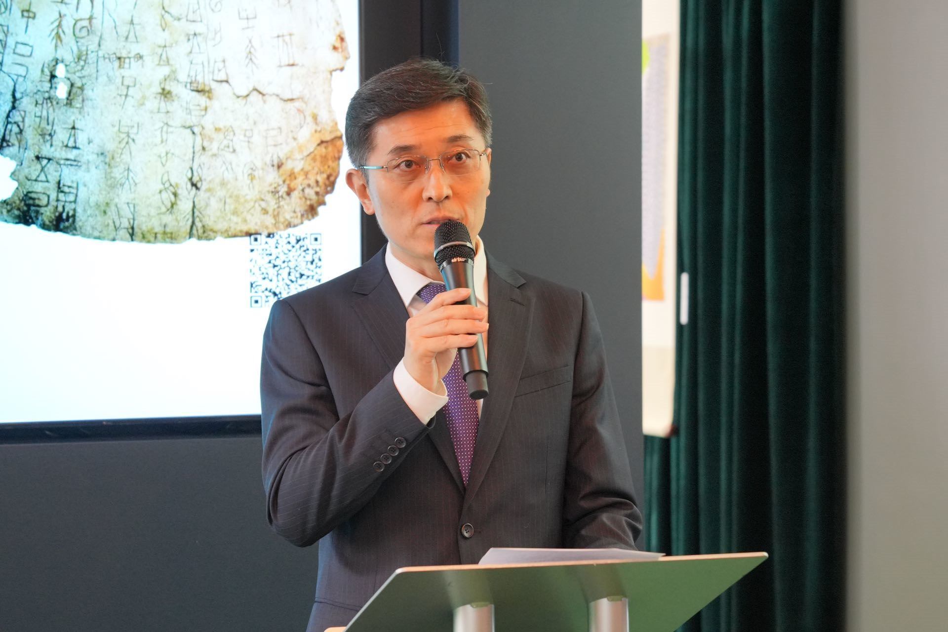 中國(guó)駐英國(guó)使館公使楊曉光致辭。主辦方供圖