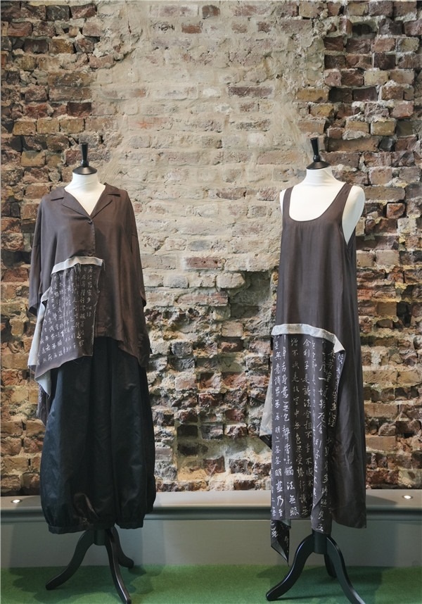 展覽展示的以中國(guó)文字為創(chuàng)作靈感的服裝《心經(jīng)》。主辦方供圖