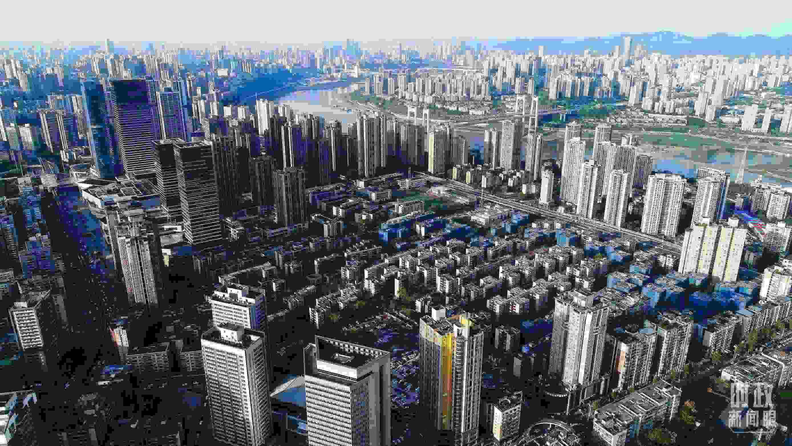 △俯瞰謝家灣街道民主村社區(qū)。（總臺記者謝鵬拍攝）