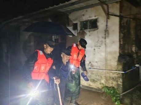 廣東多地出現(xiàn)洪澇災情 部隊官兵全力進行搶險救援