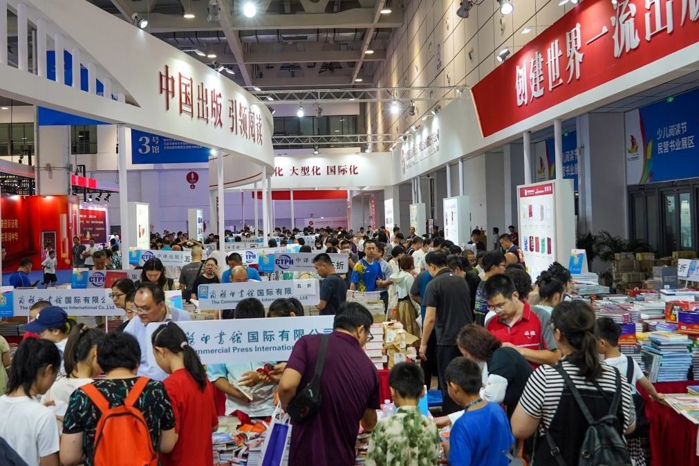 2023年7月31日，在第31屆全國圖書交易博覽會上，讀者在閱覽選購新書。新華社記者 朱崢 攝