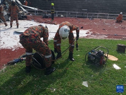 4月23日，救援人員在馬來(lái)西亞霹靂州的直升機(jī)墜毀現(xiàn)場(chǎng)救援。新華社發(fā)（馬來(lái)西亞消防拯救局供圖）