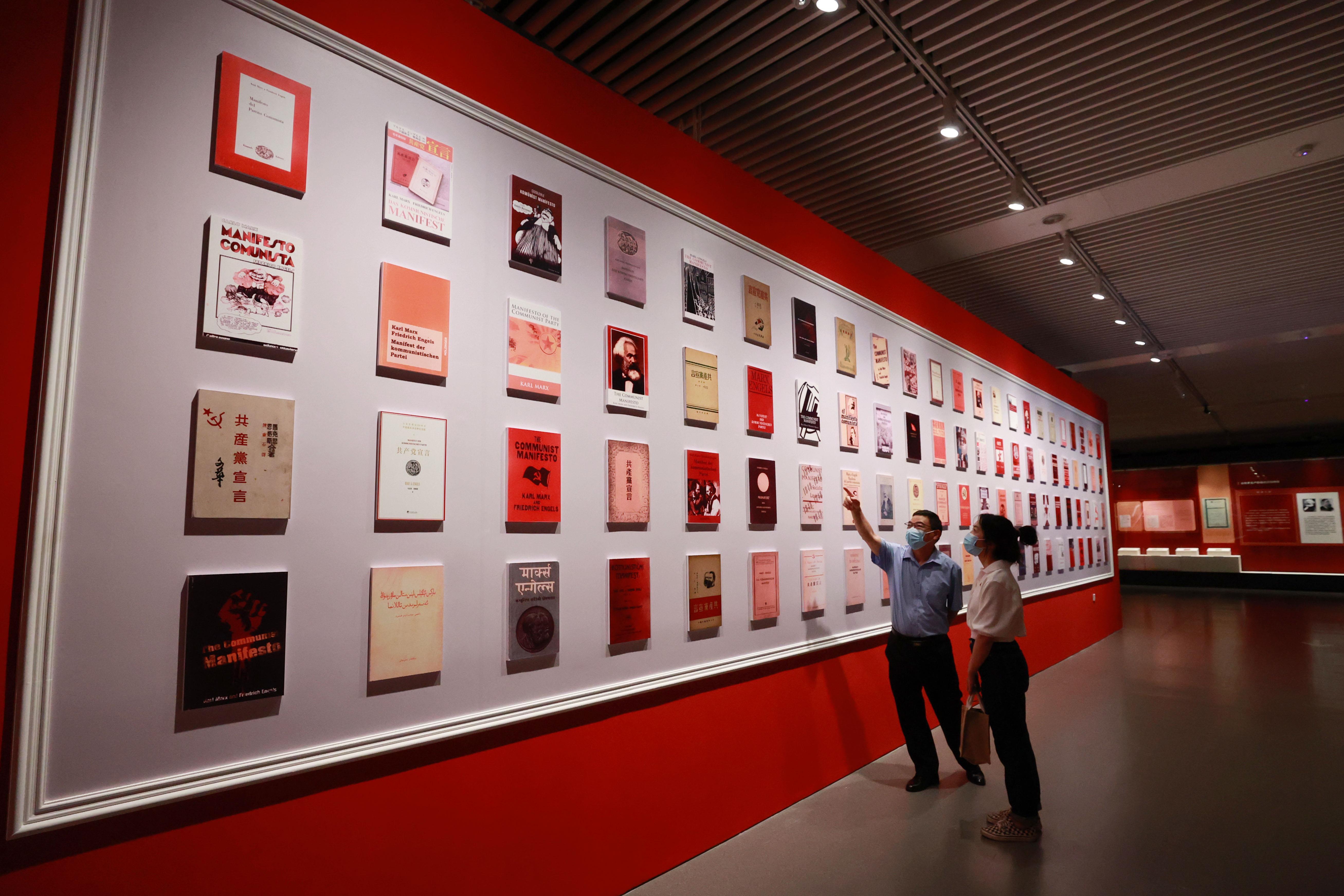 △2021年8月5日，觀眾在國家圖書館觀看不同版本的《共產(chǎn)黨宣言》。