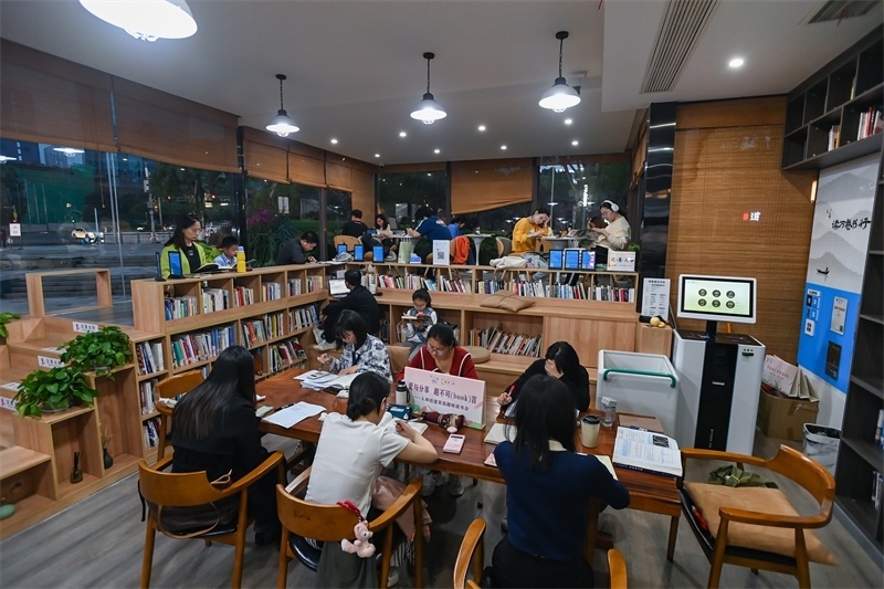 4月22日，讀者在重慶一家24小時(shí)城市智慧書房中閱讀。圖片來(lái)源：視覺中國(guó)