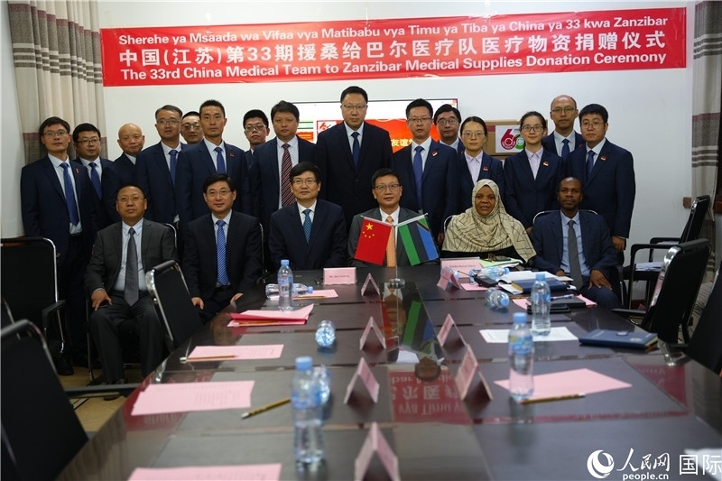 中非雙方代表及醫(yī)療隊在捐贈現(xiàn)場合影。中國援桑醫(yī)療隊供圖