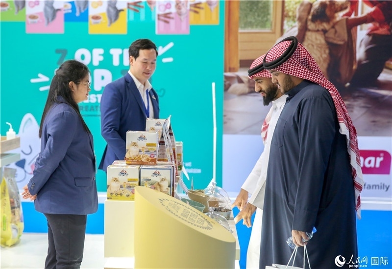 圖為當(dāng)?shù)乜蜕淘谥袊?guó)企業(yè)展位前參觀，塔里克·易卜拉欣攝 (2)