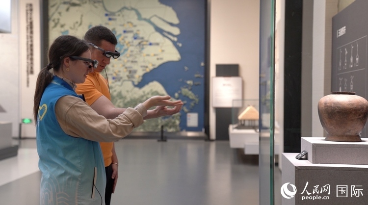 人民網(wǎng)外籍專家在良渚博物院體驗AR眼鏡。人民網(wǎng)記者 袁蒙攝