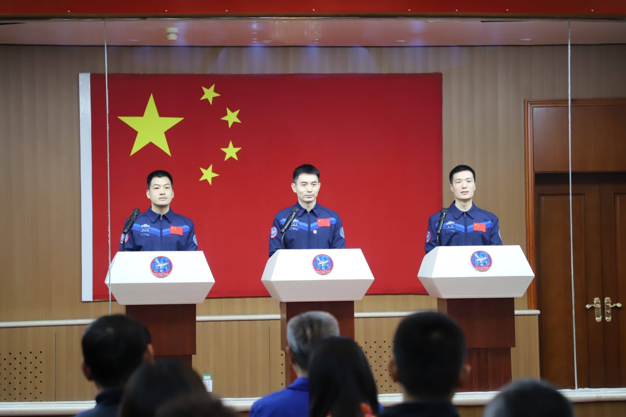 神舟十八號航天員與中外媒體記者集體見面。人民網(wǎng)記者 黃帆攝