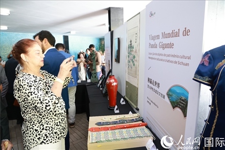 巴西民眾在活動現(xiàn)場在四川非遺前駐足觀看。人民網(wǎng)記者 陳海琪攝