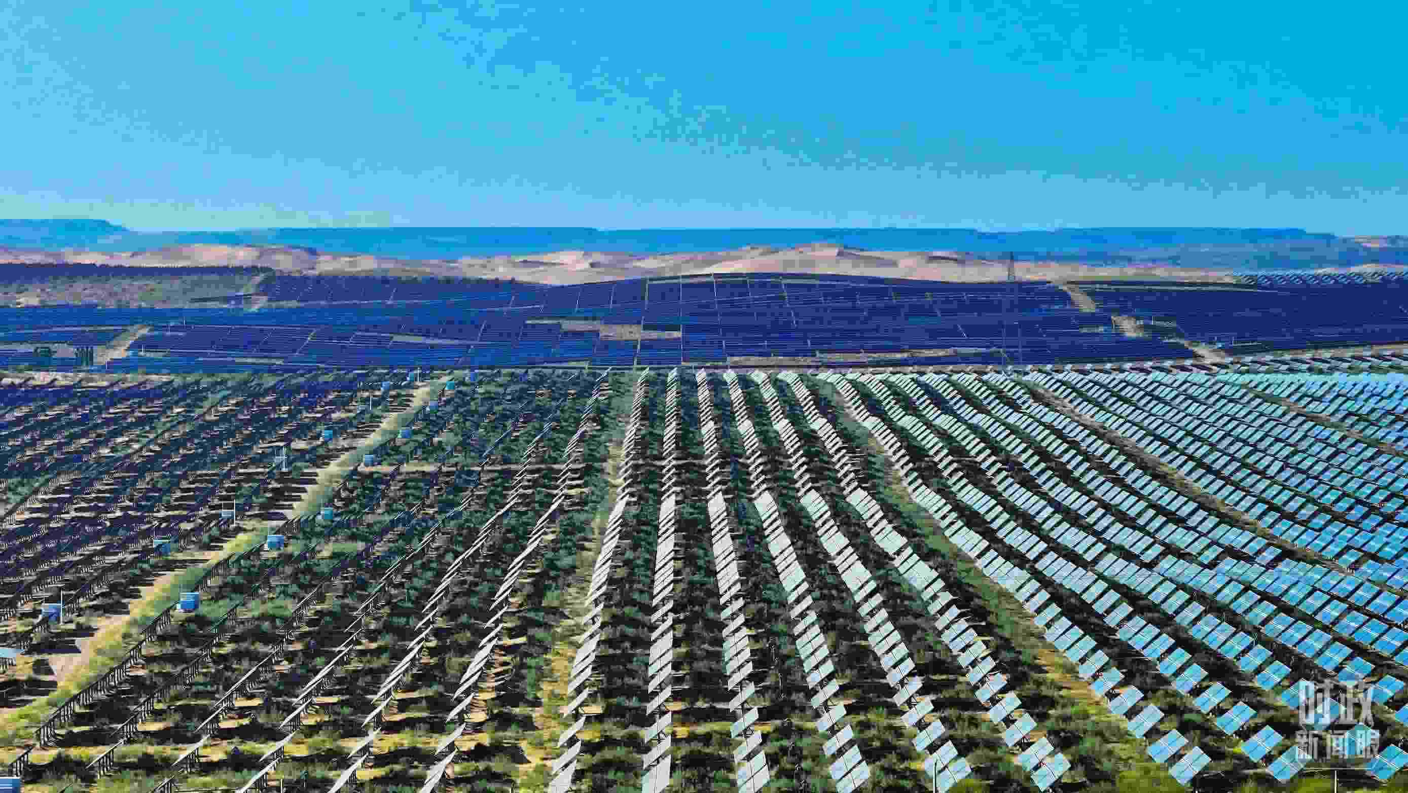 △內(nèi)蒙古鄂爾多斯，庫(kù)布其沙漠新能源基地。（圖/視覺(jué)中國(guó)）