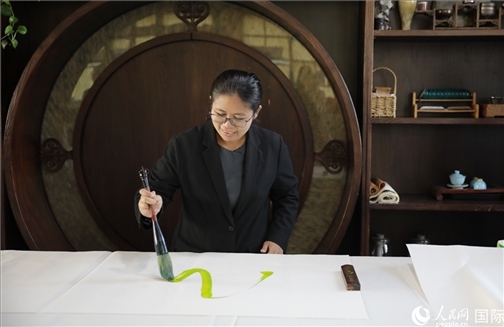 緬甸駐華大使館副館長、公使銜參贊杜欣瑪泰參加《五百筆·瀾湄合作》集體藝術(shù)創(chuàng)作。人民網(wǎng)王婧攝