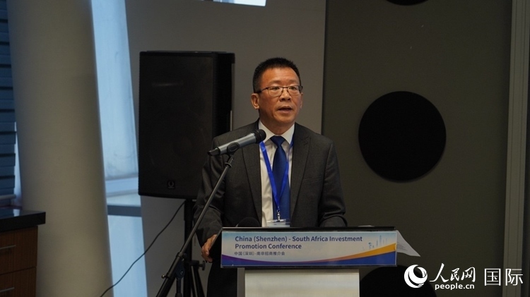 南非中國(guó)經(jīng)貿(mào)協(xié)會(huì)會(huì)長(zhǎng)、中國(guó)銀行約翰內(nèi)斯堡分行行長(zhǎng)張朝陽(yáng)致辭。人民網(wǎng) 劉暢攝