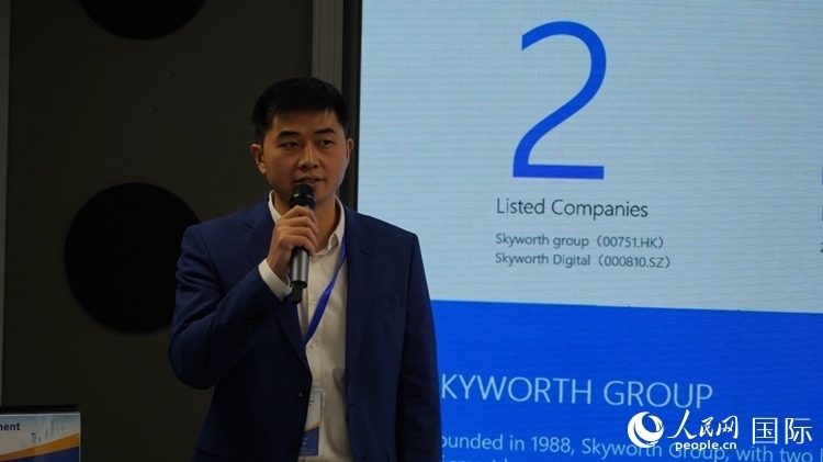 創(chuàng)維南非綠能公司總經(jīng)理倪亮介紹創(chuàng)維的破圈之路。人民網(wǎng) 劉暢攝