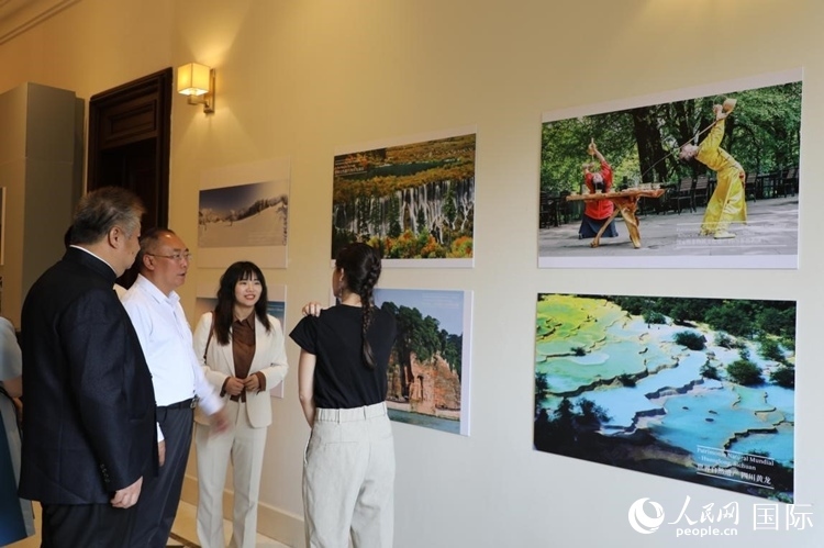 四川省文化和旅游廳副廳長王成平、墨西哥松林文化中心展覽部主任盧西亞·恩里克斯·岡薩雷斯·薩拉維亞、墨西哥中國文化中心主任石岳文參觀圖片展。拍攝者為墨西哥分社外籍雇員埃內(nèi)斯托·多明戈斯