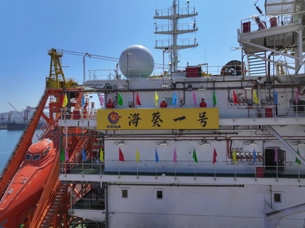 亞洲首艘圓筒型FPSO“?？惶枴苯ㄔ焱旯?。韓慶攝