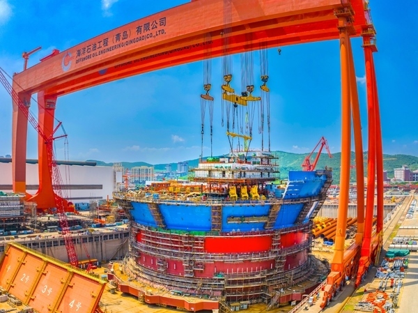 “?？惶枴蓖ㄟ^雙龍門吊進(jìn)行總裝。侯憲鵬攝