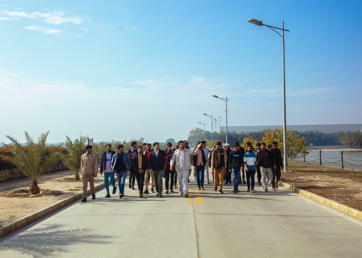 職業(yè)技校學(xué)員參觀中巴經(jīng)濟(jì)走廊薩希瓦爾電站。中國華能薩希瓦爾電站 供圖