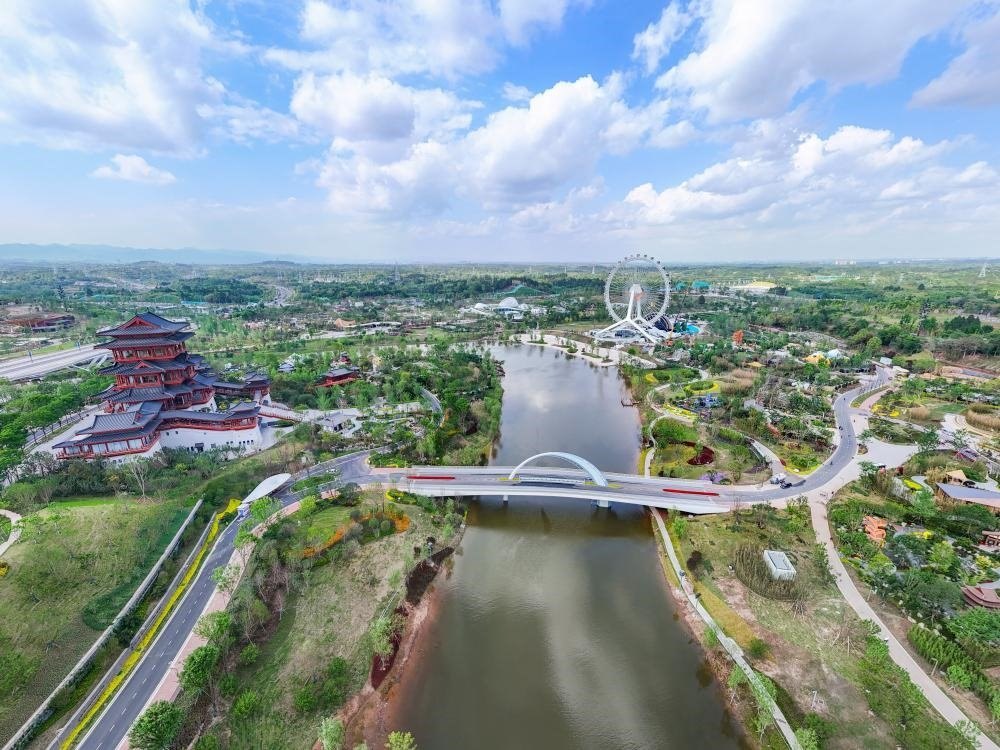 這是2024年4月22日拍攝的成都世園會(huì)主會(huì)場(chǎng)（無人機(jī)照片）。新華社記者 王曦 攝