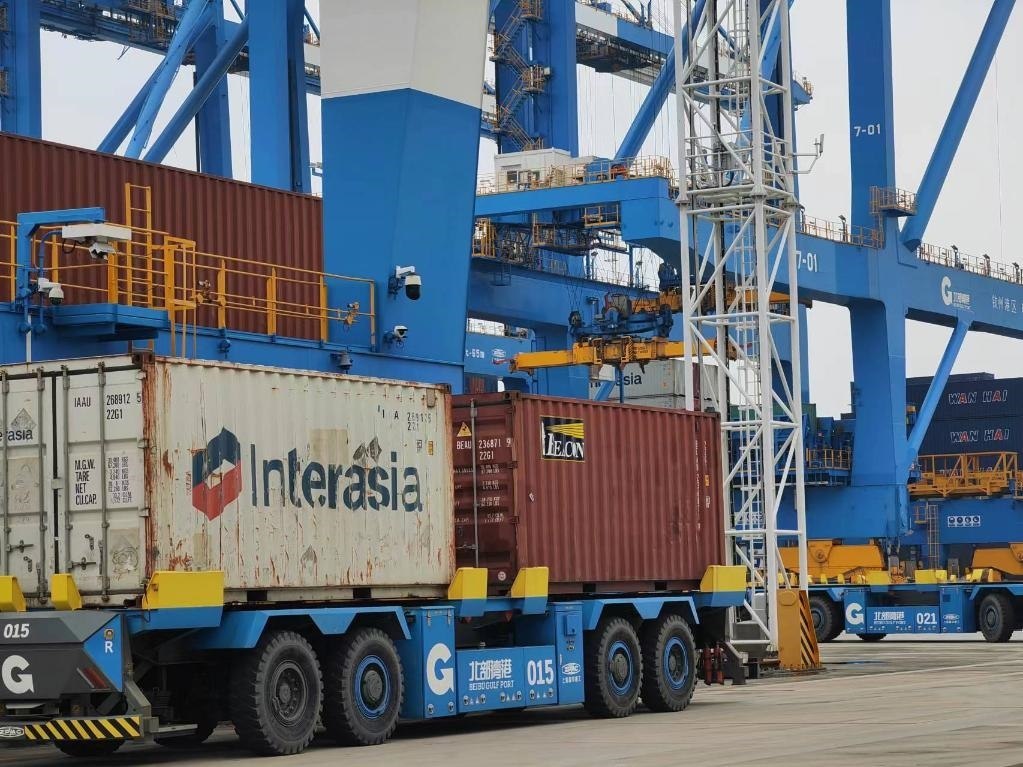 在欽州自動(dòng)化集裝箱碼頭，智能導(dǎo)引運(yùn)輸車(chē)在運(yùn)送集裝箱。新華社記者趙歡 攝