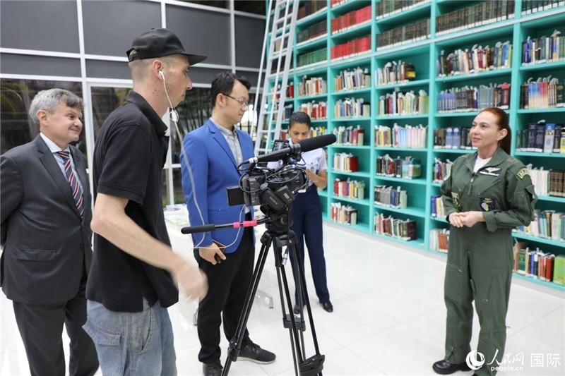 巴西高等防務學院院長卡拉·利里奧·馬丁斯接受了人民網的視頻采訪。 人民網記者 陳一鳴攝