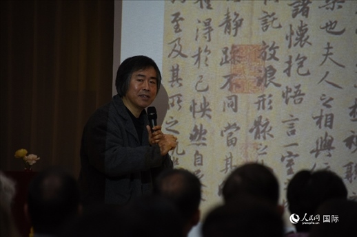 國(guó)家畫院王東聲教授介紹中國(guó)書法作品。人民網(wǎng)記者 殷淼攝