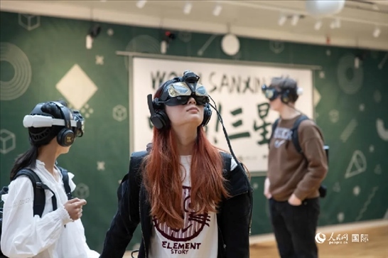 體驗(yàn)三星堆VR文化。中國(guó)駐瑞典大使館供圖