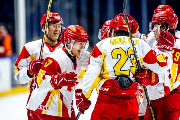 中國(guó)隊(duì)球員慶祝進(jìn)球。圖片來源：國(guó)際冰聯(lián)