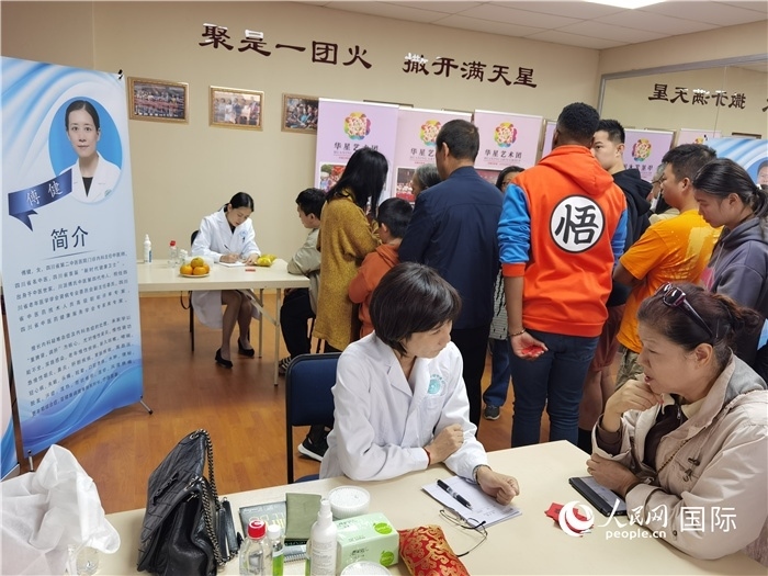 中醫(yī)專家為當(dāng)?shù)厝A僑華人提供中醫(yī)咨詢和診療服務(wù)。 （本報(bào)記者 楊謳 攝）