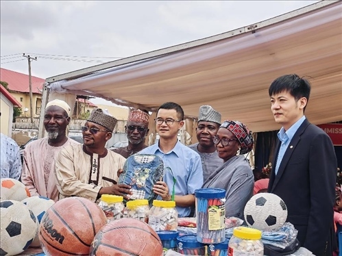 中尼友誼示范校物資捐贈(zèng)。駐尼日利亞使館供圖