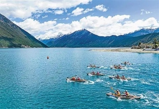 2024年4月20日，2024年巴松措國際漂流公開賽的選手在比賽中。 新華社記者 孫非攝