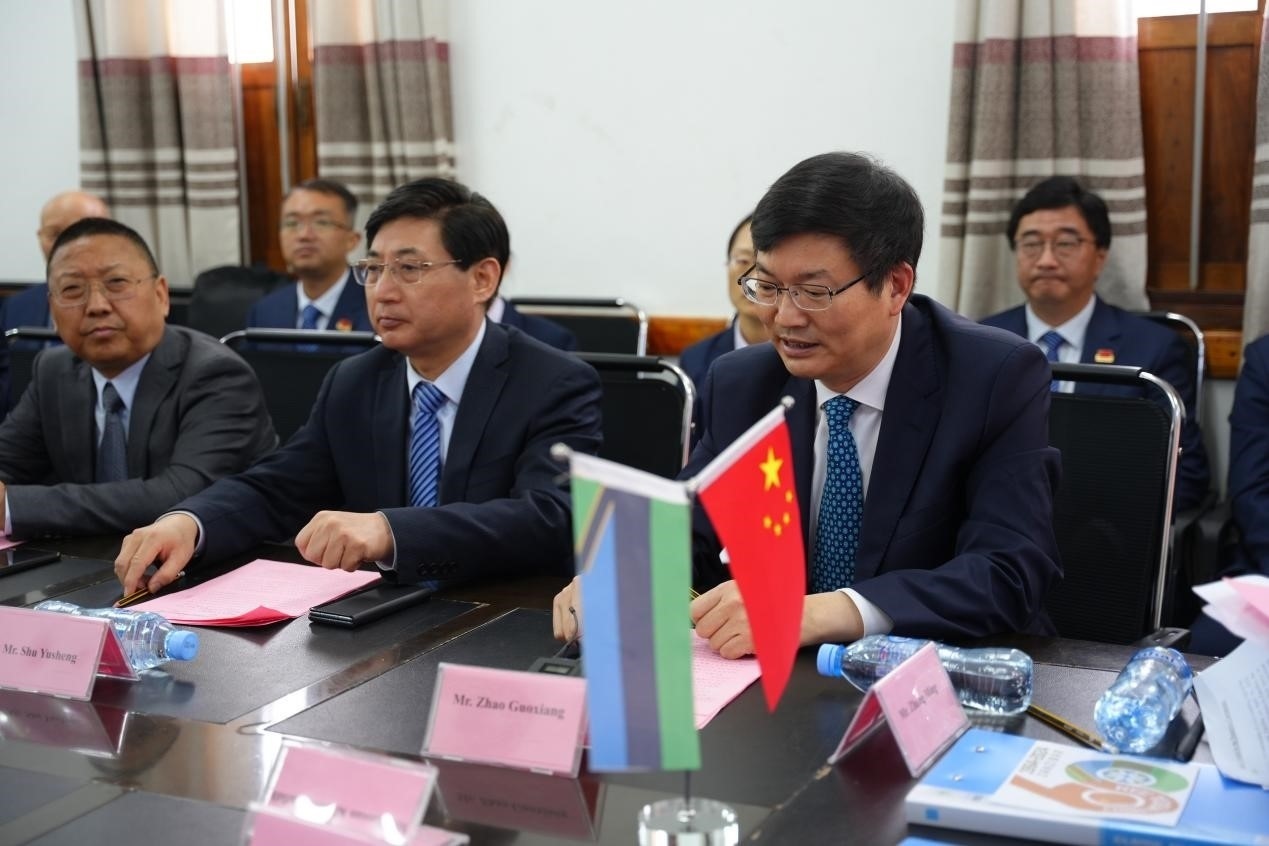 揚(yáng)州市衛(wèi)健委黨委書記趙國祥在衛(wèi)生部捐贈(zèng)儀式上發(fā)言。中國援桑醫(yī)療隊(duì)供圖