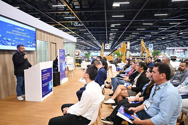 當?shù)貢r間4月26日，深圳市發(fā)展和改革委員會在巴西圣保羅國際工程機械及礦山機械展上舉行專題推介會，介紹將于今年下半年在深圳市舉辦的2024國際數(shù)字能源展。 2024國際數(shù)字能源展組委會供圖