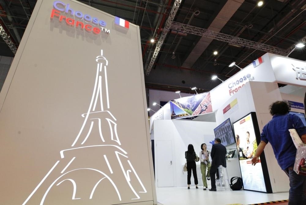 2019年11月5日，第二屆中國國際進(jìn)口博覽會(huì)在上海國家會(huì)展中心開幕。這是參觀者走過法國國家館。新華社記者 張玉薇 攝