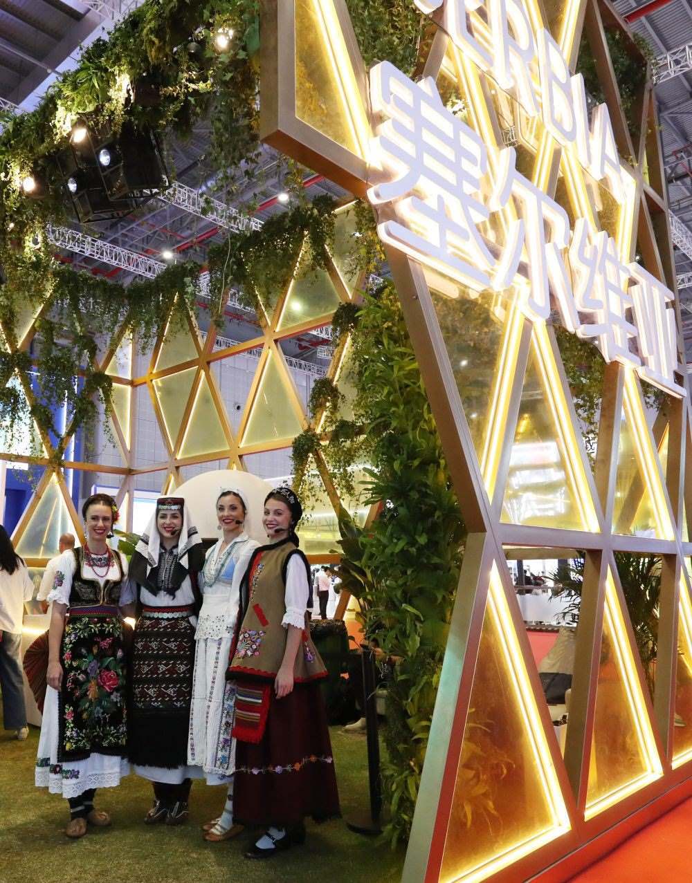 2023年11月6日，身著傳統(tǒng)服飾的演職人員在上海進(jìn)博會(huì)國家展塞爾維亞展臺(tái)迎接參觀者。第六屆進(jìn)博會(huì)國家展全面恢復(fù)線下舉辦，洪都拉斯、塞爾維亞、越南、南非、哈薩克斯坦作為本屆進(jìn)博會(huì)主賓國在國家展亮相。新華社記者 方喆 攝