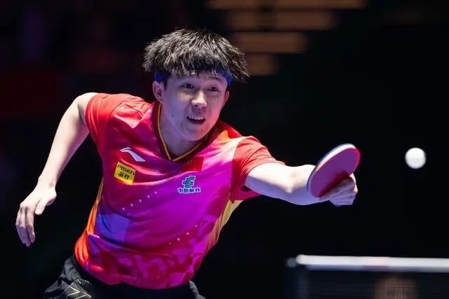 2024年4月15日，王楚欽在澳門世界杯比賽中回球。新華社記者 張金加攝