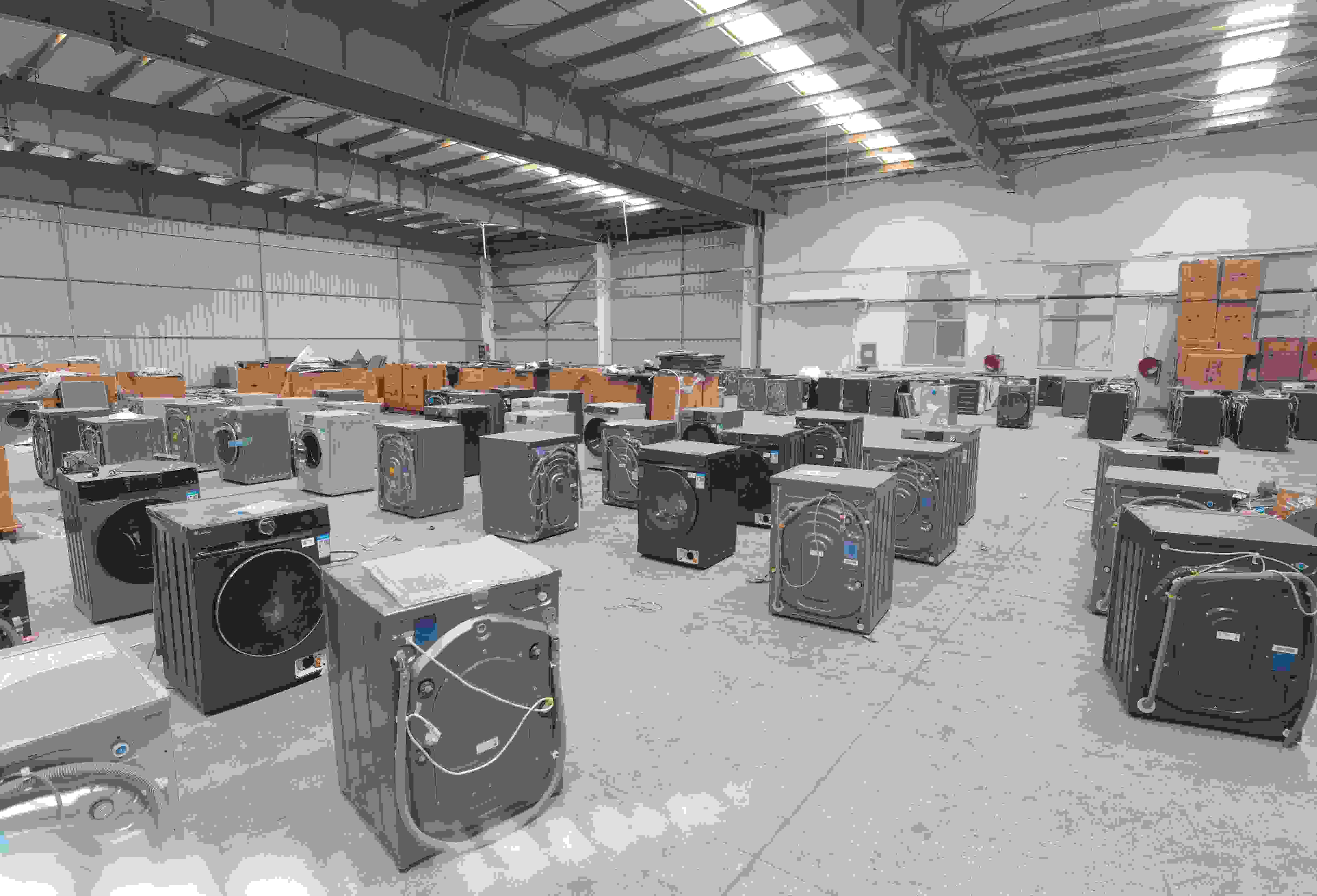 專案組民警查扣涉案場所及假冒知名品牌洗衣機(jī)。巨野警方供圖