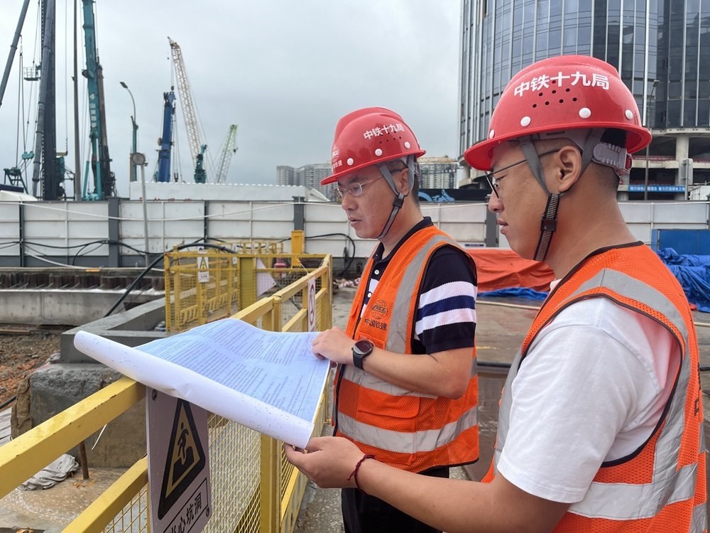 2024年4月26日，深圳市五一勞動(dòng)獎(jiǎng)?wù)芦@得者、中鐵十九局軌道公司項(xiàng)目副經(jīng)理夏荔（左）在穗莞深城際鐵路前皇段皇崗口岸站建設(shè)現(xiàn)場忙碌。新華社發(fā)