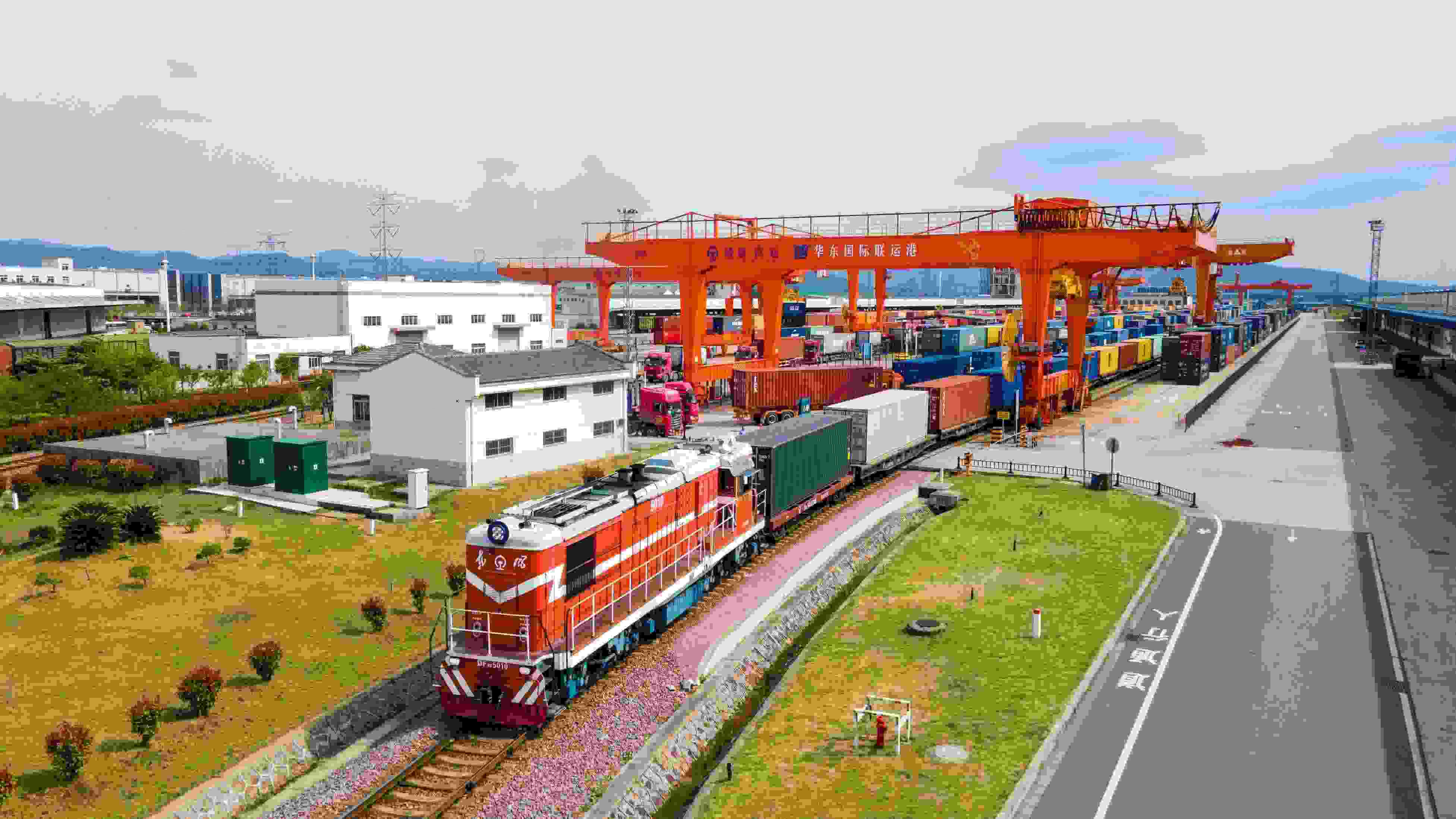 △2024年4月1日，浙江省金華華東國(guó)際聯(lián)運(yùn)港，一列中歐班列裝載110個(gè)標(biāo)箱日用百貨、電動(dòng)工具、機(jī)械裝備等貨物從鐵路金華南貨場(chǎng)啟程駛往匈牙利布達(dá)佩斯。