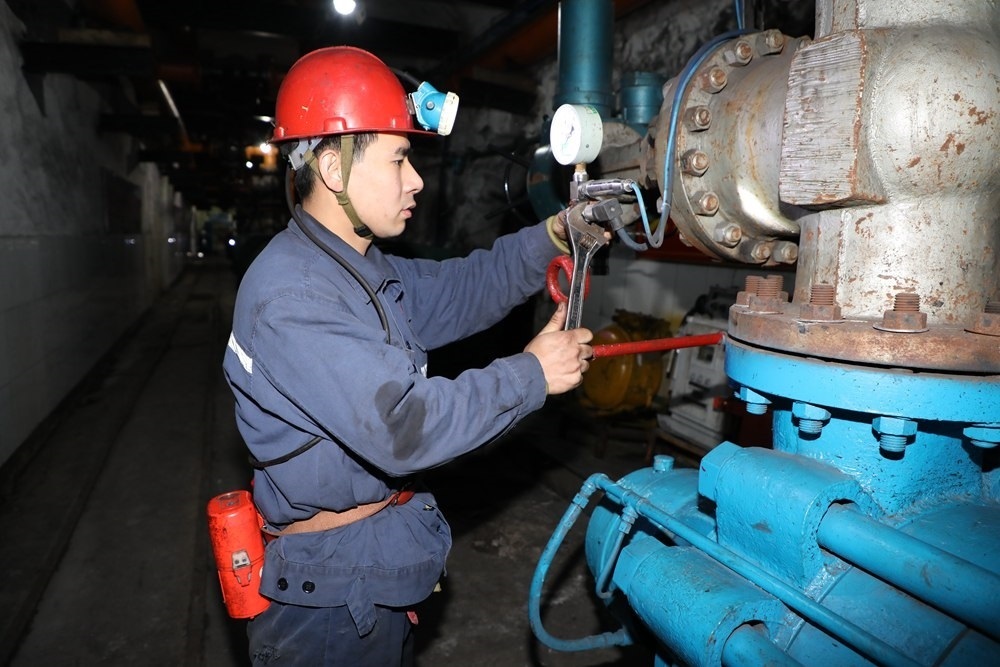 2024年4月30日，冀中能源峰峰集團(tuán)新屯礦機(jī)電區(qū)副區(qū)長顧博在井下泵房檢修水泵。新華社發(fā)